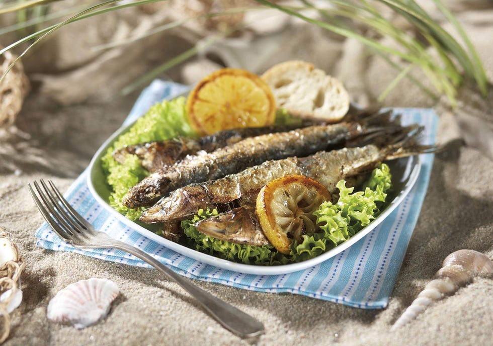 plato de sardinas con ensalada y limón