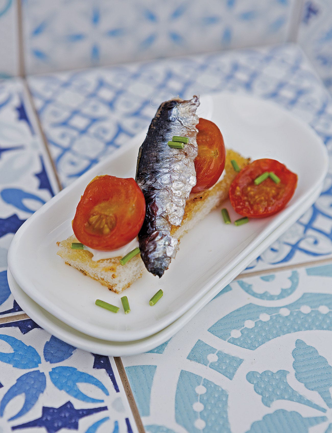tosta de sardinas en cama de sal