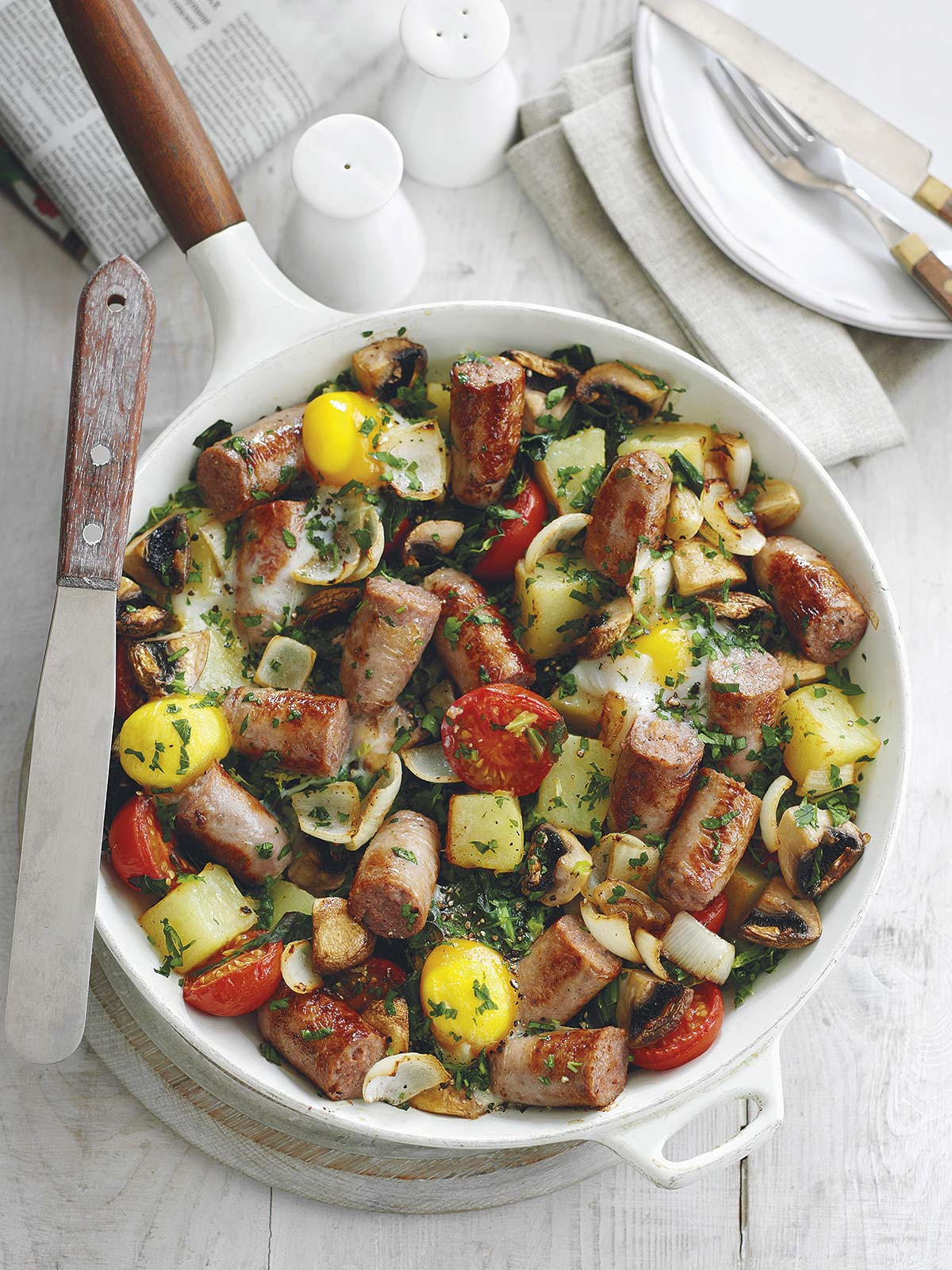 sartén de patatas y salchichas
