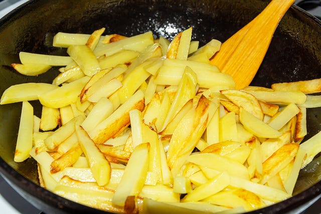 el truco de la abuela para eliminar la grasa de la sarten al cocinar patatas fritas