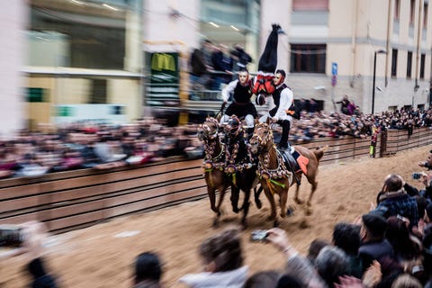 Het hoogtepunt van de Sartiglia wordt de Pariglie genoemd wanneer ruiters in groepjes van drie tijdens een adembenemende voorstelling gedurfde en gevaarlijke acrobatische toeren uithalen