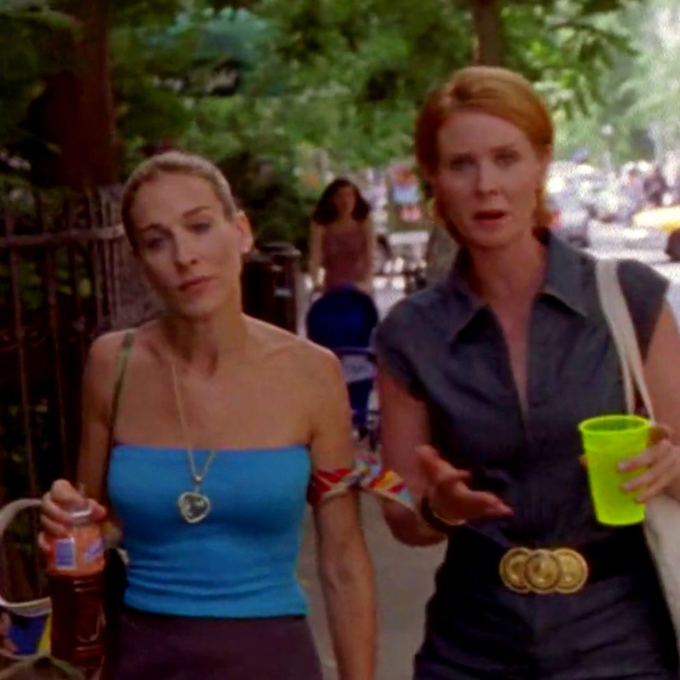 carrie bradshaw wearing a tube top and skirt while walking with miranda
