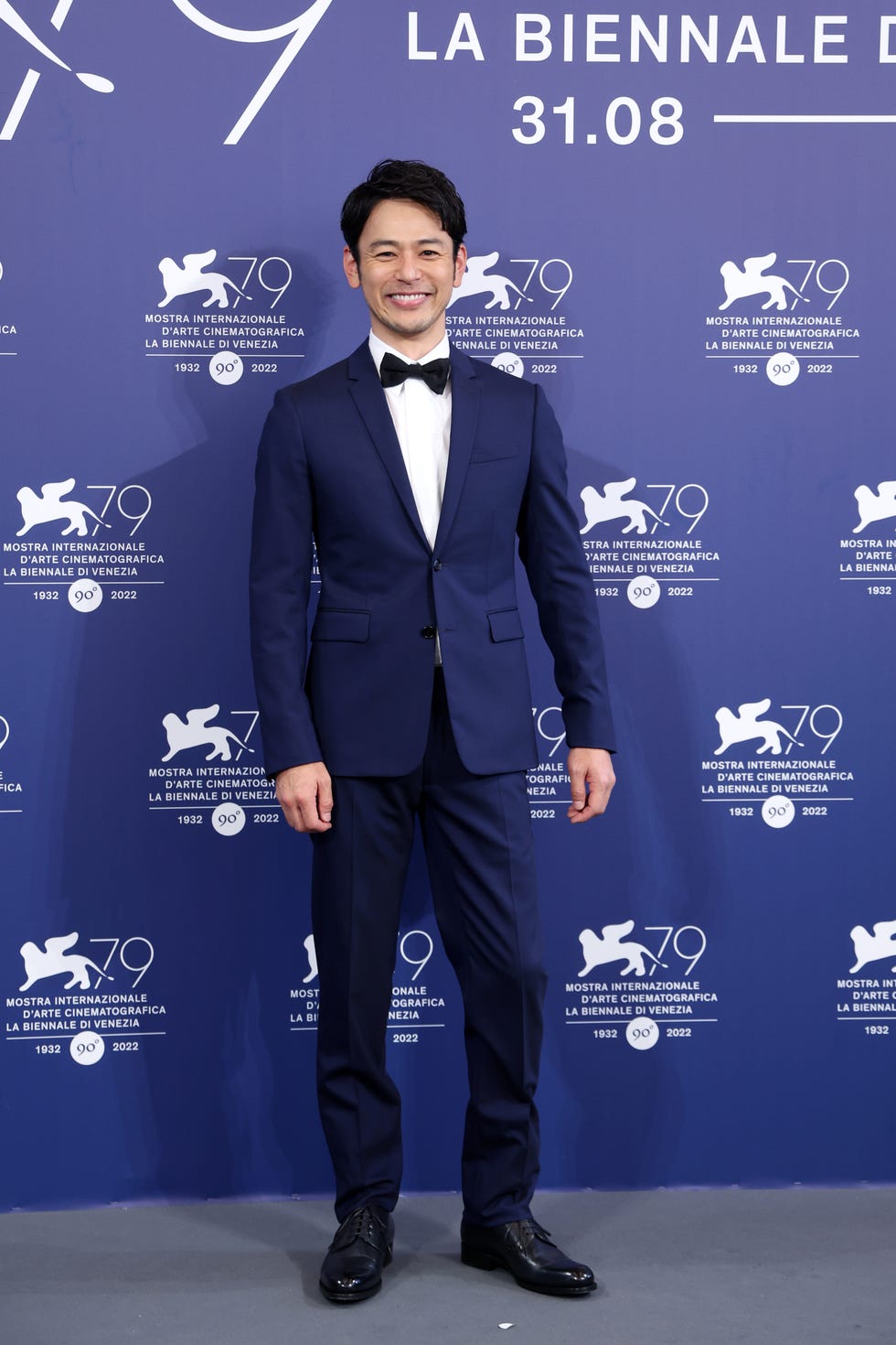 妻夫木聡、ディオールのスーツをまとい映画『ある男』でベネチア国際 