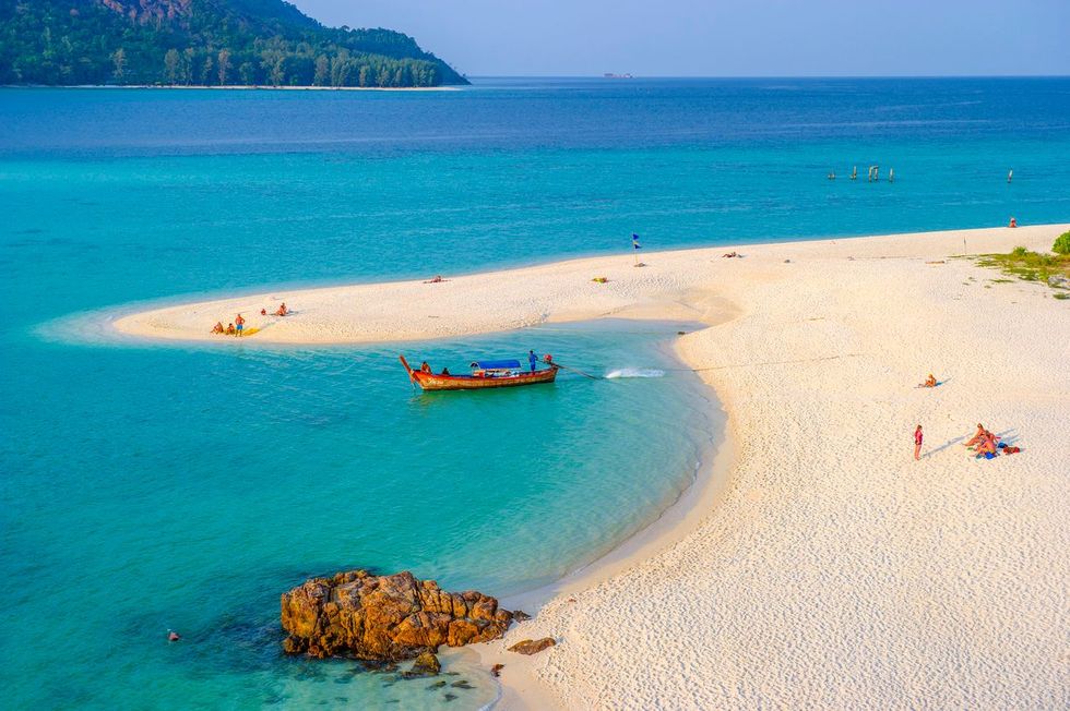 Het zuidelijkst gelegen Thaise eilandje Ko Lipe ligt in de Andamanse Zee en staat bekend om zijn intens blauwe kleuren