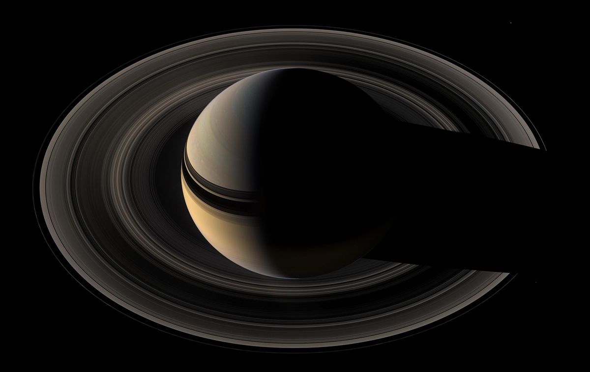De karakteristieke ringen van Saturnus werpen een schaduw op de planeet op een van de beelden van ruimtesonde Cassini