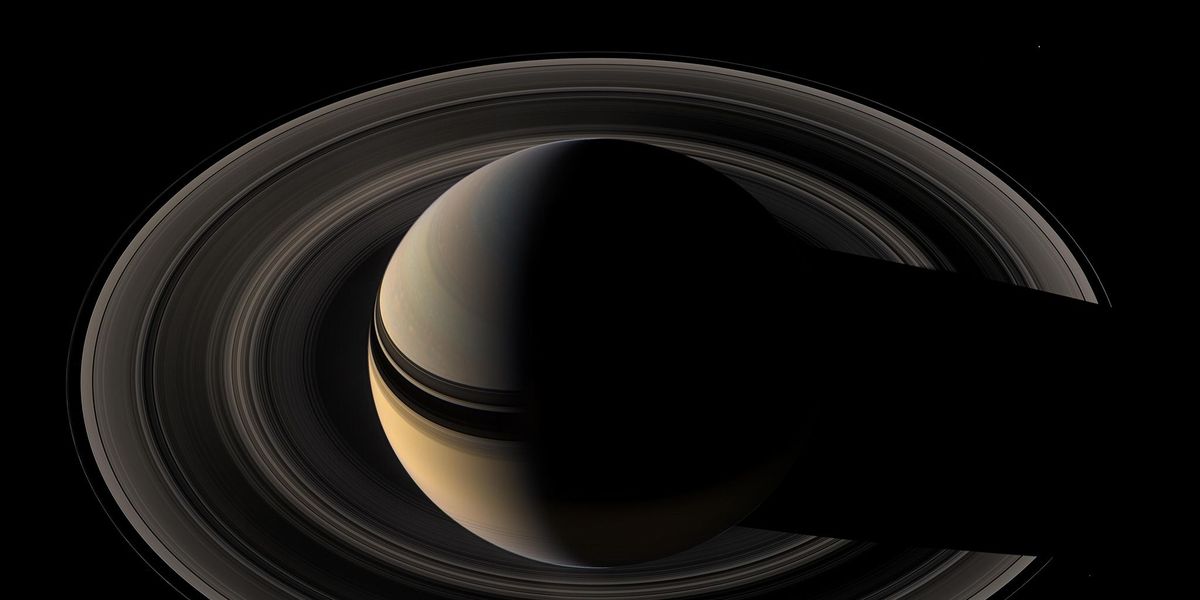 Saturnus laat nooit een sikkelvorm zien althans niet vanaf de aarde gezien Maar van de andere kant kan de gasreus de ongebruikelijke aanblik van een smalle sikkel bieden Deze opname van een afnemende Saturnus in natuurlijke kleuren werd gemaakt door de ruimtesonde Cassini