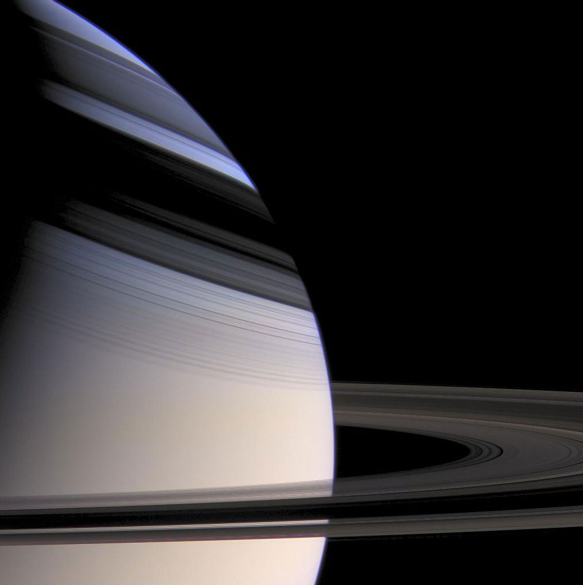 Door rimpelingen in de ringen rond Saturnus te analyseren konden wetenschappers de omvang en samenstelling van de kern van de reuzenplaneet meten Gebleken is dat die kern veel groter en merkwaardiger is dan wat tot nu toe voor mogelijk werd gehouden