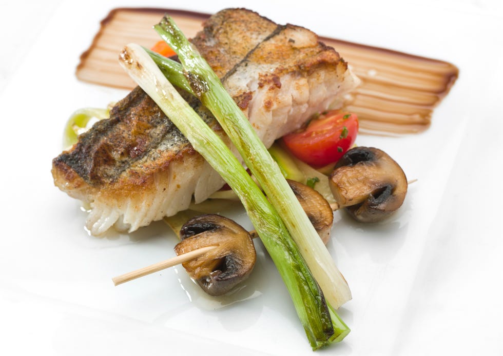 Merluza con verduras asadas.