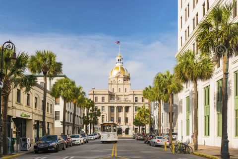 USA, Georgia, Savannah, Town hall at end of street
