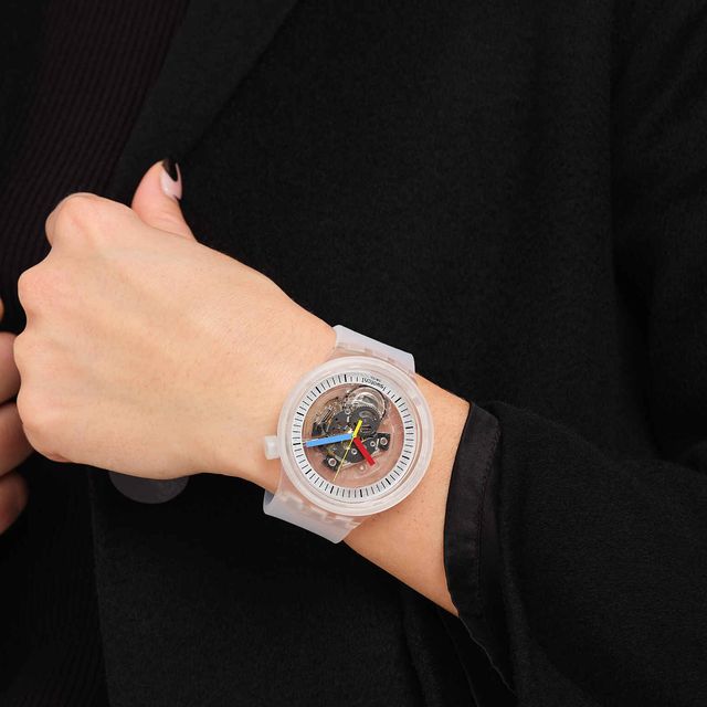 El regreso del reloj Swatch transparente de los cumpleaños de los 80
