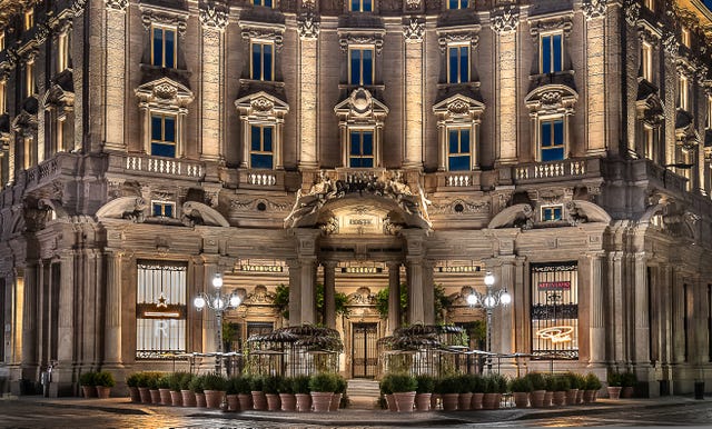 Architecture, Landmark, Building, Classical architecture, Facade, Medieval architecture, Metropolis, City, Palace, Symmetry, 