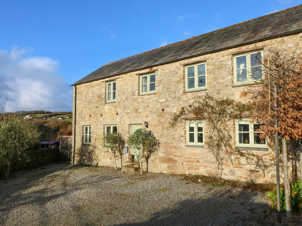 Property, House, Building, Sky, Cottage, Architecture, Home, Real estate, Farmhouse, Rural area, 