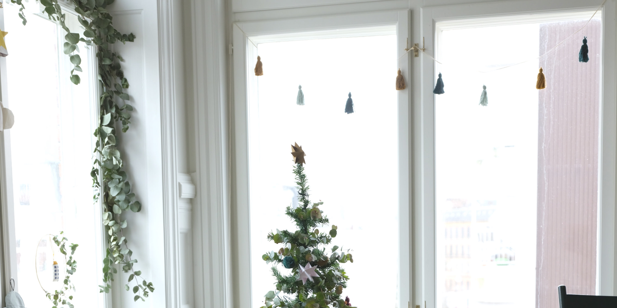 https://hips.hearstapps.com/hmg-prod/images/scandi-christmas-tree-1543841699.png?crop=0.987xw:0.422xh;0.0128xw,0.421xh&resize=1200:*