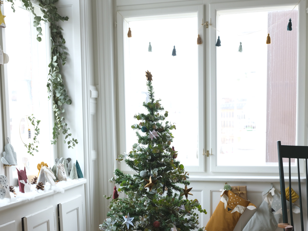 https://hips.hearstapps.com/hmg-prod/images/scandi-christmas-tree-1543841699.png?crop=1xw:0.6421232876712328xh;center,top&resize=1200:*