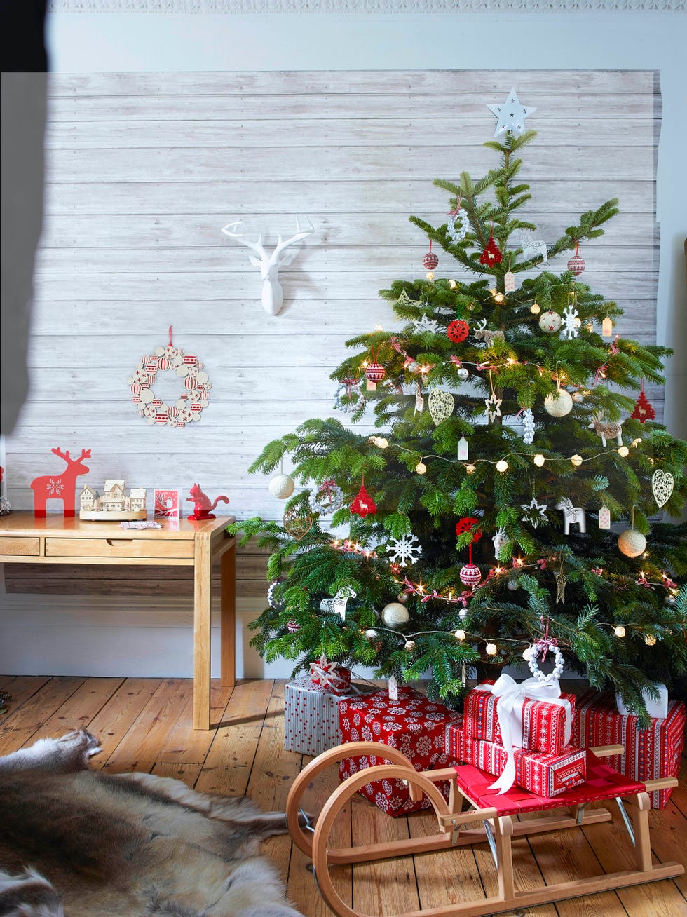 https://hips.hearstapps.com/hmg-prod/images/scandi-christmas-tree-1671795733.jpg?crop=0.842xw:0.790xh;0.148xw,0.0855xh&resize=980:*