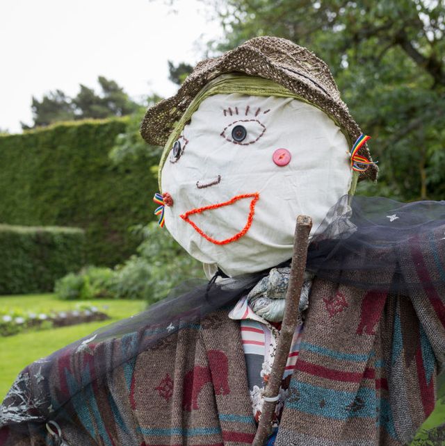 how to make a scarecrow