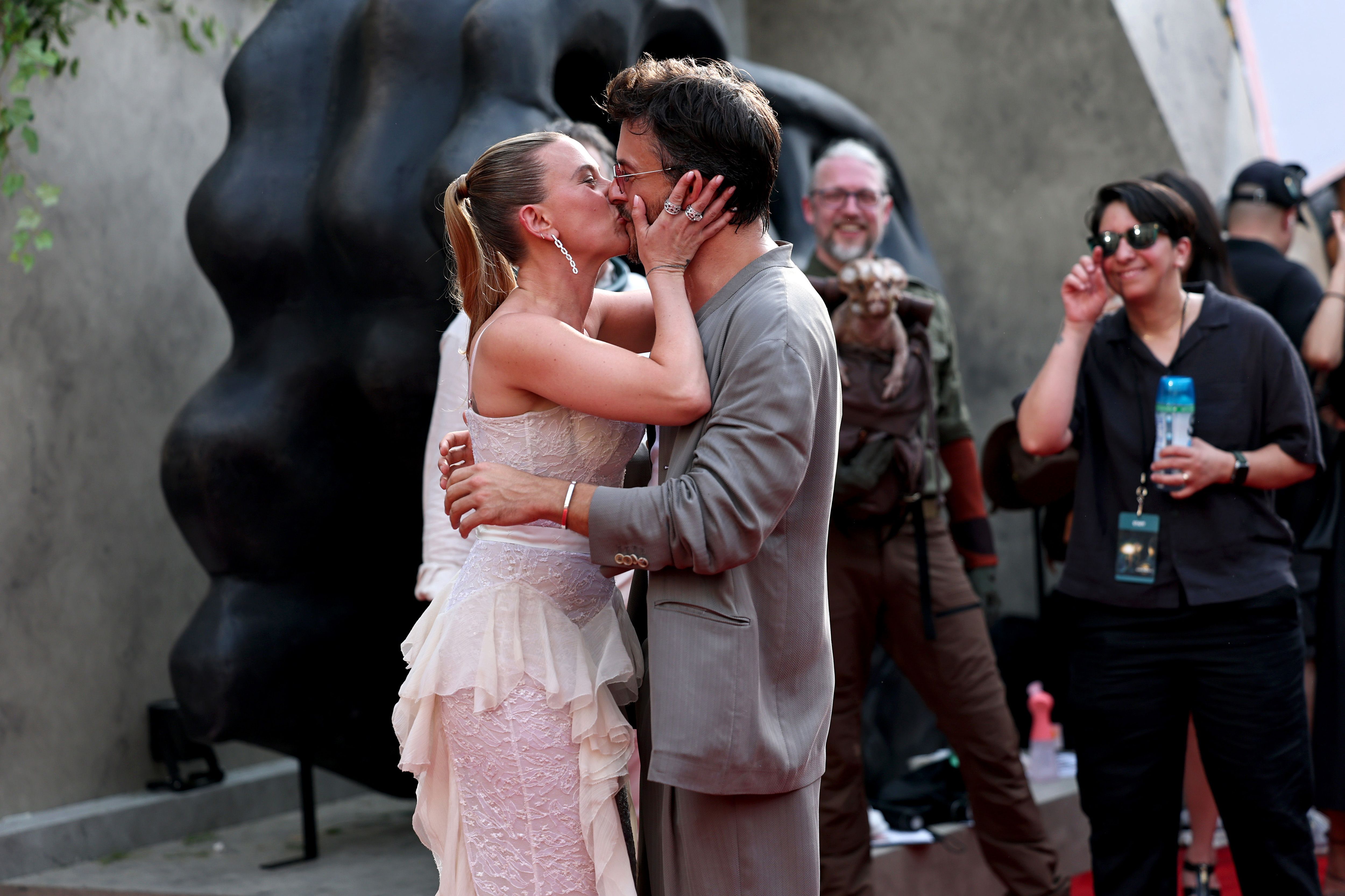 Just Let Jonathan Bailey and Scarlett Johansson Have Their Platonic Kisses
