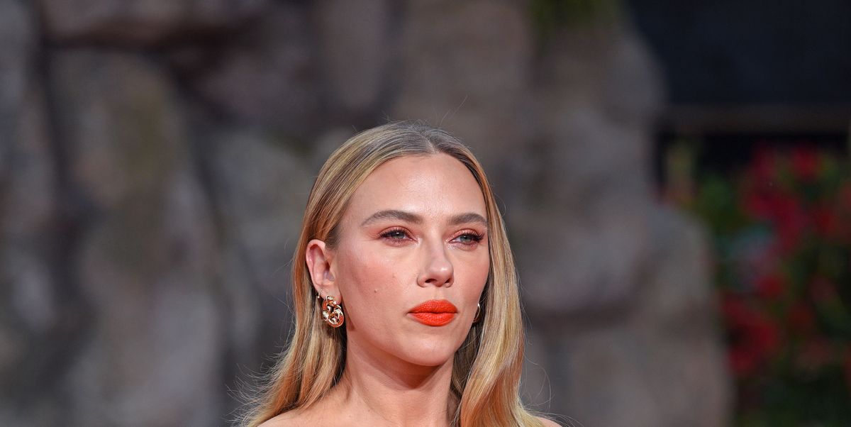 Scarlett Johansson demonstrated a dinosaur-inspired look at the Jurassic ...