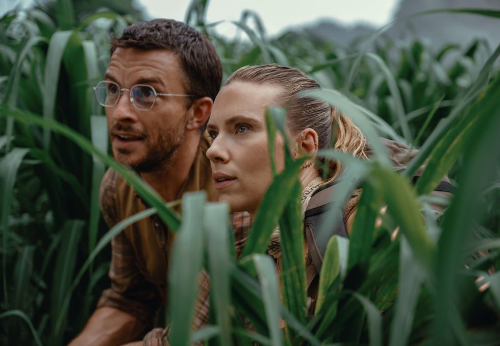 jonathan bailey and scarlett johansson in jurassic world rebirth