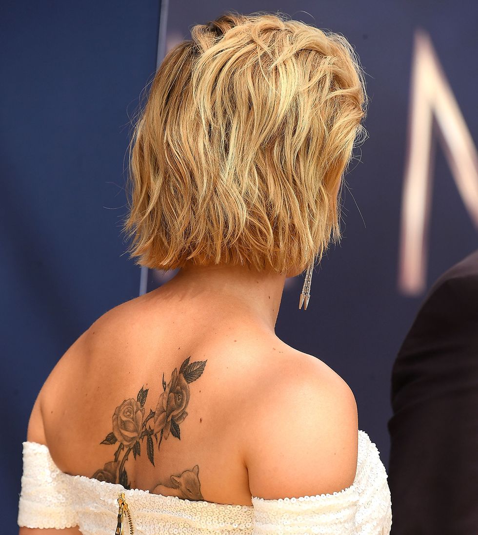 Scarlett Johansson, il maxi tatuaggio sulla schiena non passa inosservato