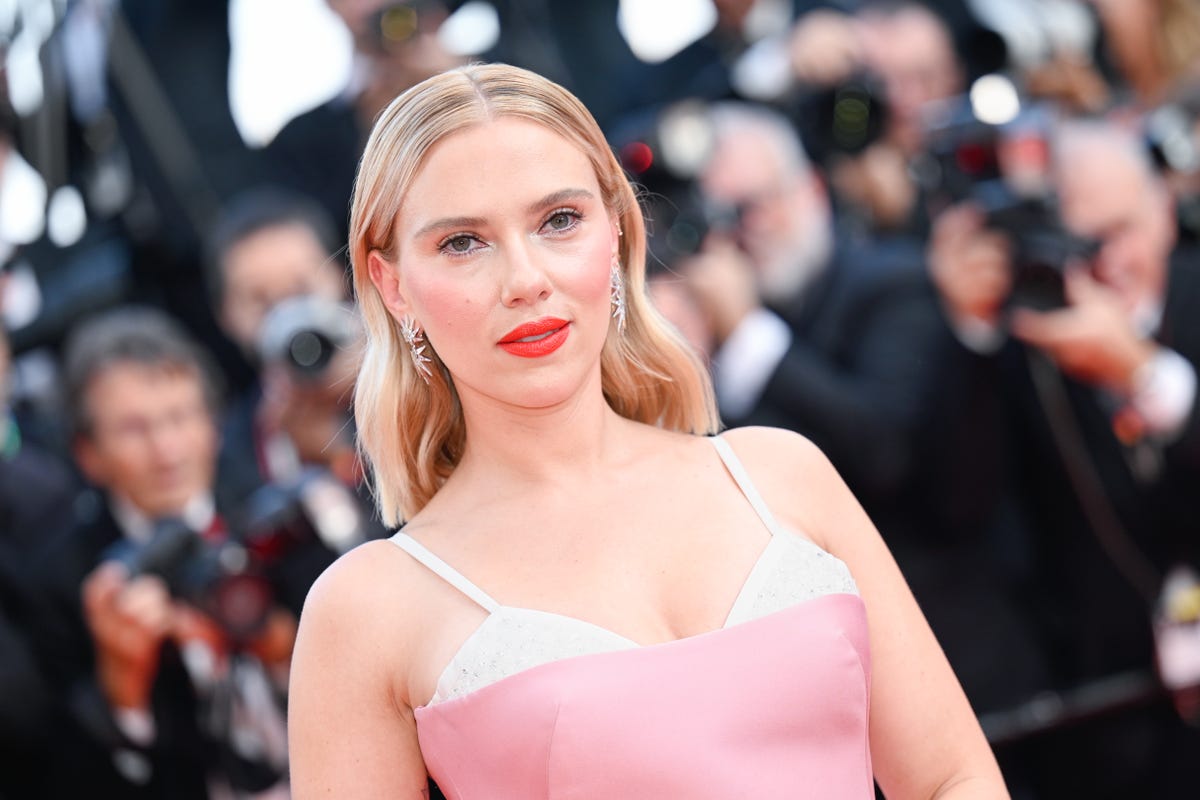 scarlett johansson the outset lip oasis glossy treatment