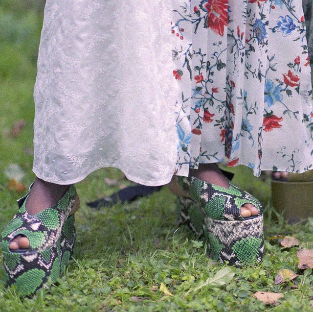 i tacchi delle scarpe estive possono essere scomodi, allora scegli e prova i sandali plateau tra le scarpe donna più comode e facili di tutta la moda 2021