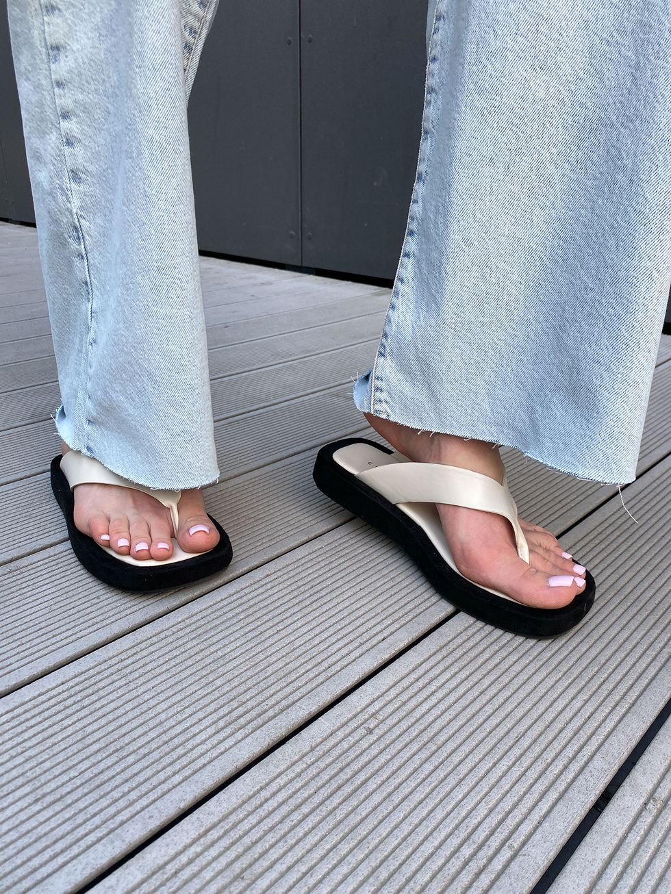 la scarpa ultra light dell'estate 2021 la trovi trai i sandali comodi estivi a infradito da scegliere in versione infradito con zeppa o sandali con tacco medio