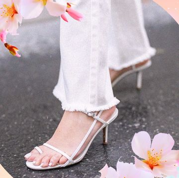 la moda della scarpa bianca è ormai un dato di fatto, scopri come i sandali estivi di tendenza possono accendere di stile gli outfit di ogni giorno day and night