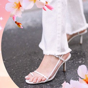la moda della scarpa bianca è ormai un dato di fatto, scopri come i sandali estivi di tendenza possono accendere di stile gli outfit di ogni giorno day and night