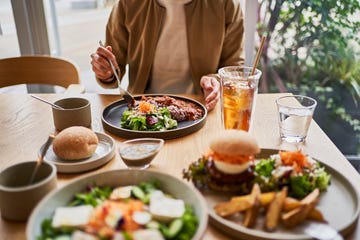 mujer disfrutando de una comida