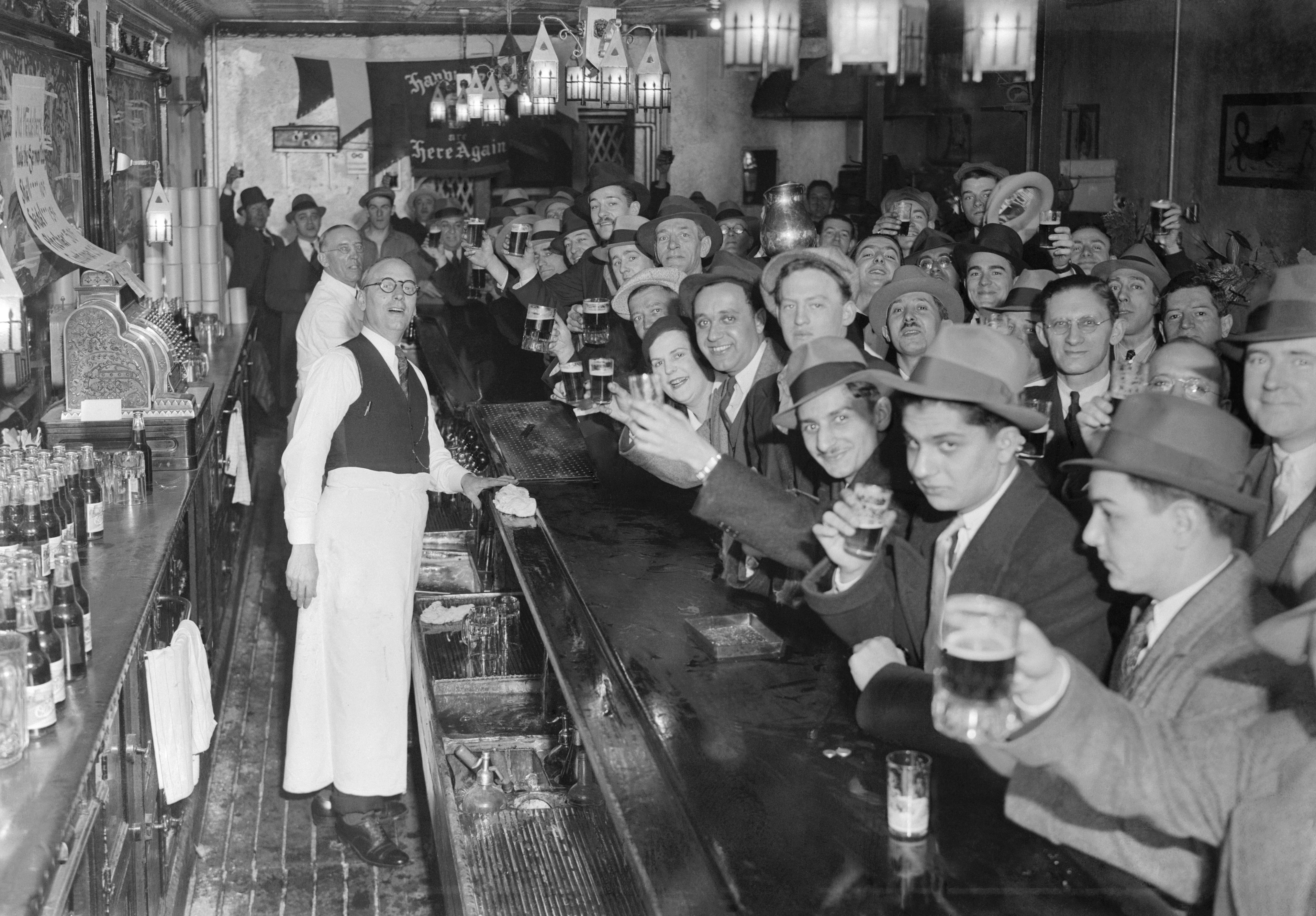 20 Vintage Bar Scene Photos Throughout the Years