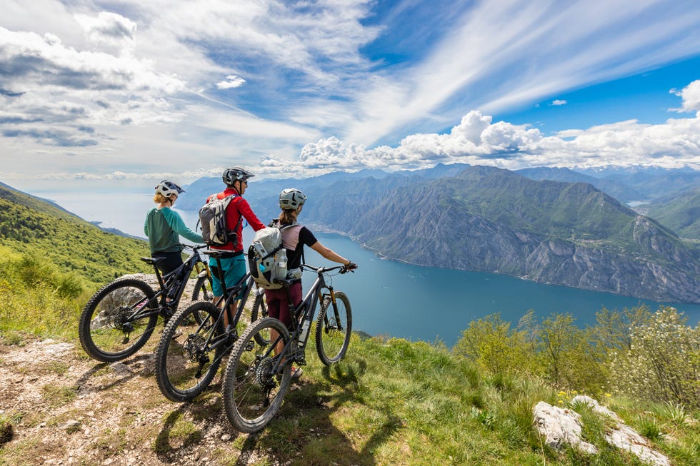 het gardameer in italië is een populaire fietsbestemming