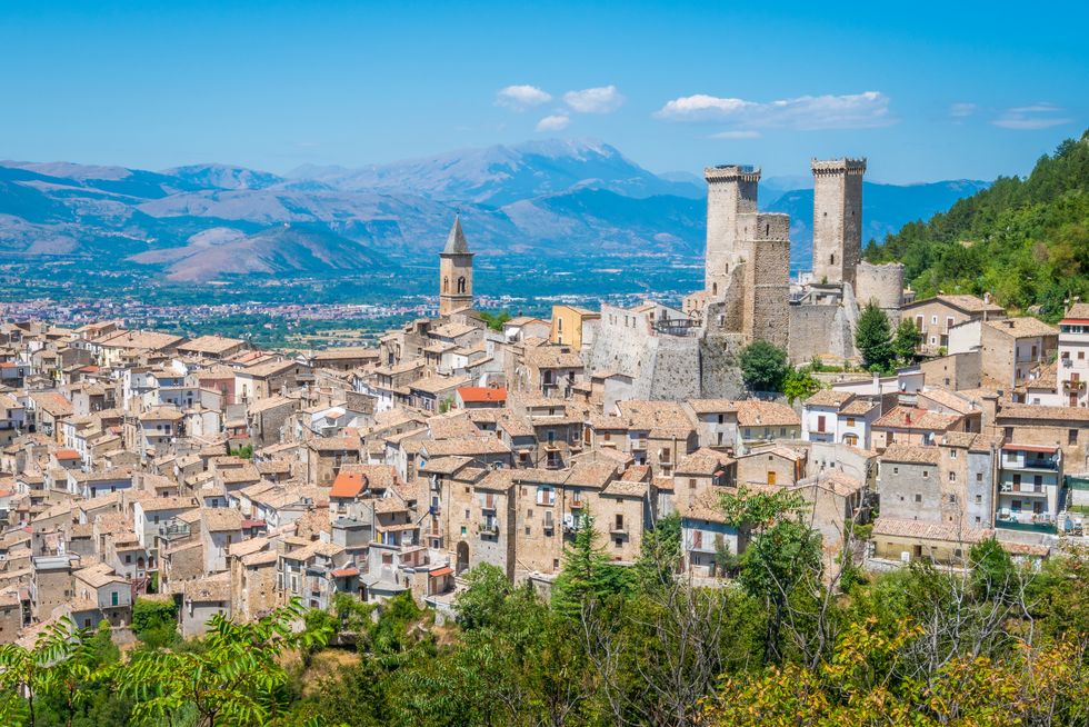 stadsgezicht van l'aquila in de italiaanse regio de abruzzen