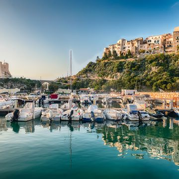 zicht op de haven van sperlonga in lazio