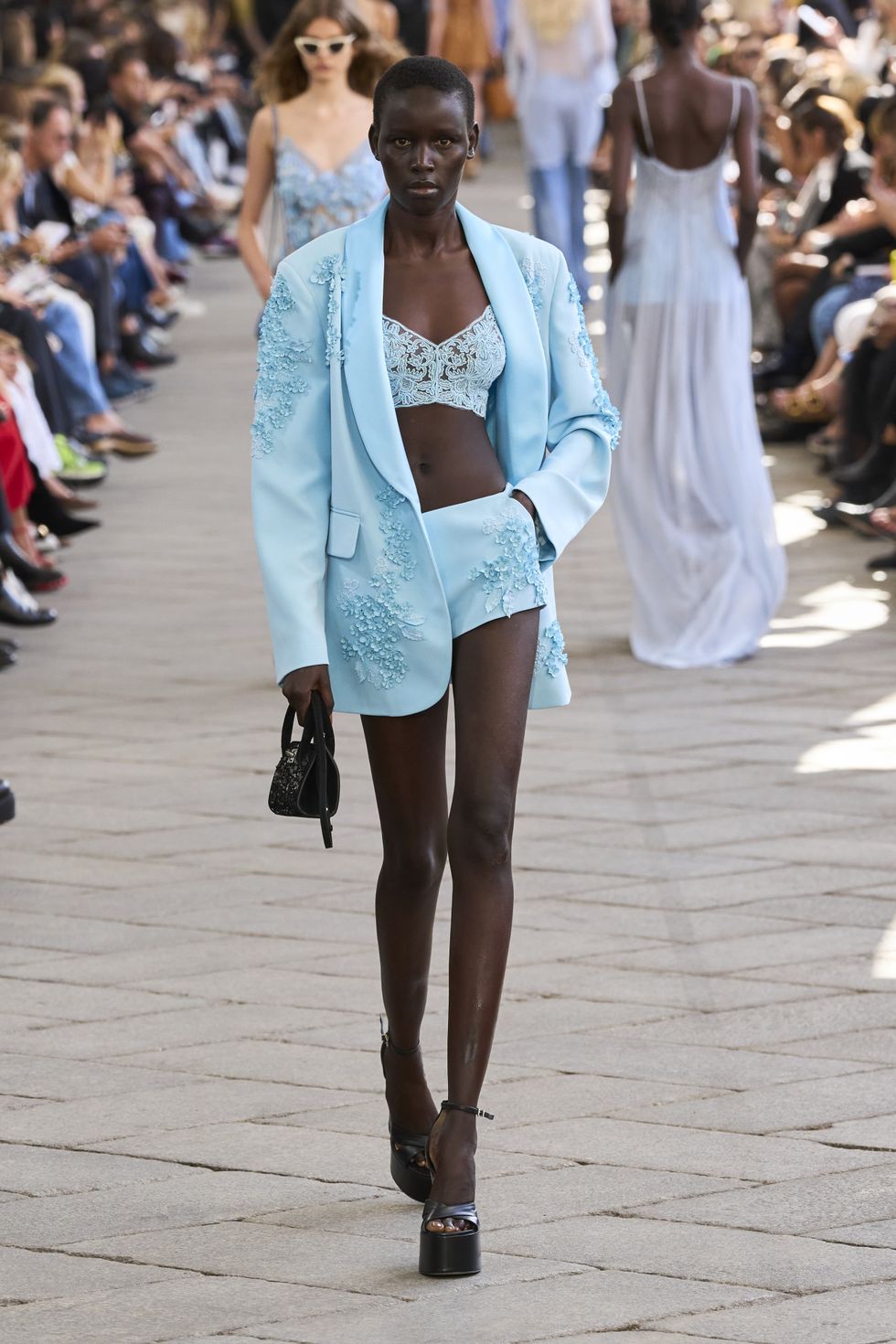 la lingerie a vista è tendenza moda primavera estate 2024