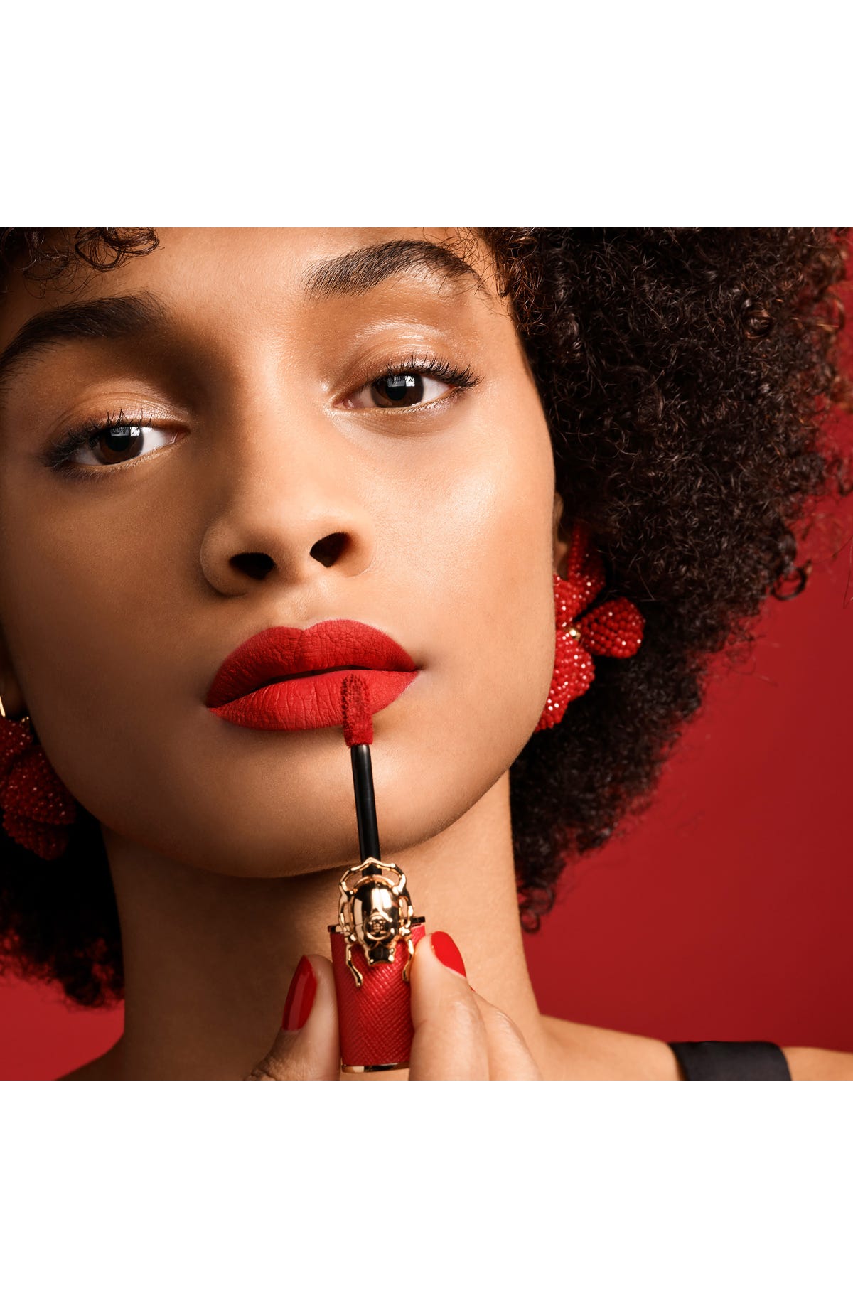 Carolina Herrera - Make your next obsession a Red Obsession (color n° 417)  with our matte finish lipstick. Lightweight and vibrant, it's formulated  with oil structuring waxes and an emollient blend to