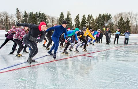 Naast professionele schaatsers aanmoedigen kan je zelf ook het ijs op Jong en oud draaien pirouetjes op de enorme natuurlijke schaatsbaan van het Silver Skate Festival dat niet voor niks zo genoemd is