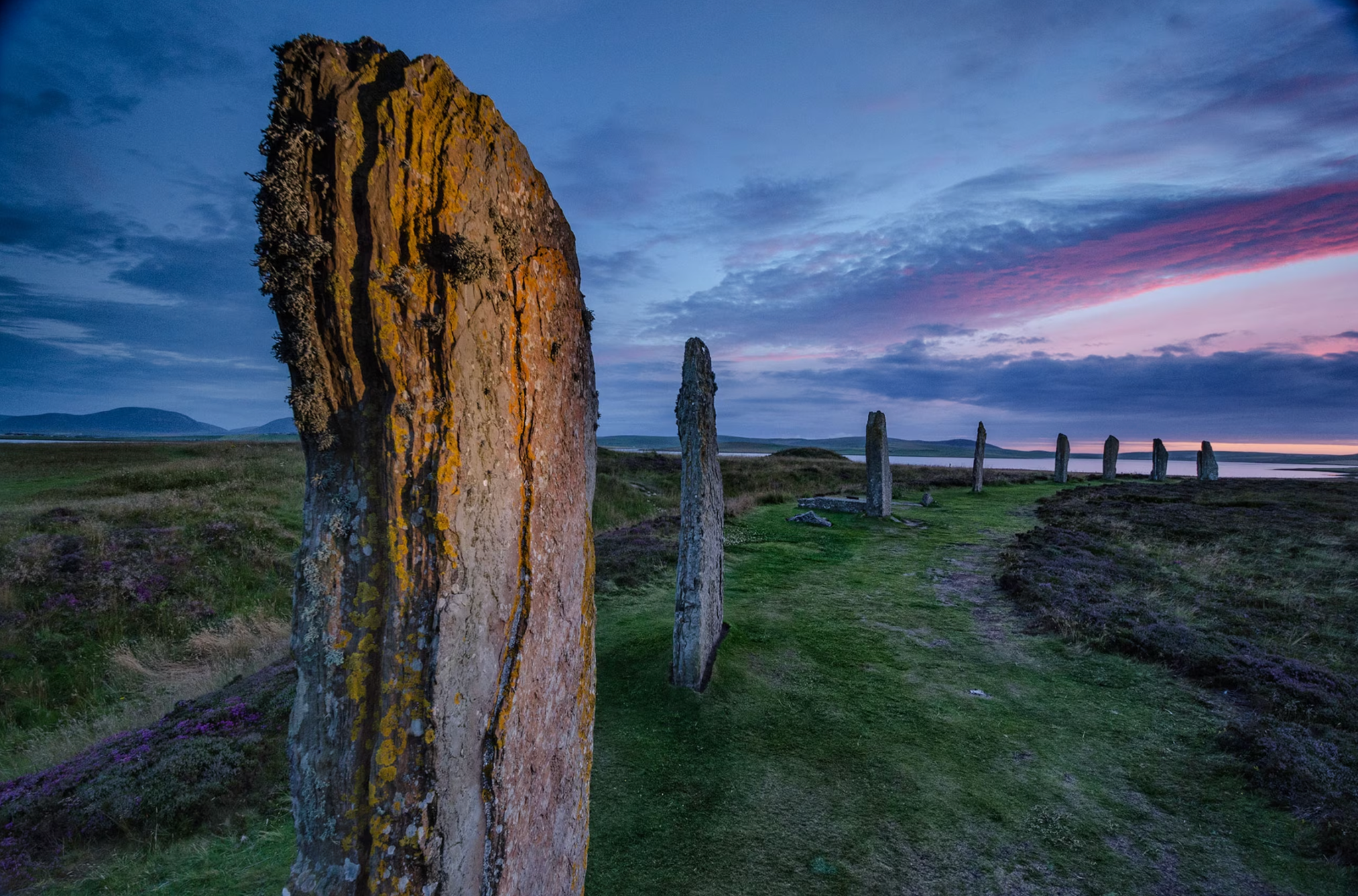 de ring van brodgar, een neolithisch hengemonument op de orkney eilanden.