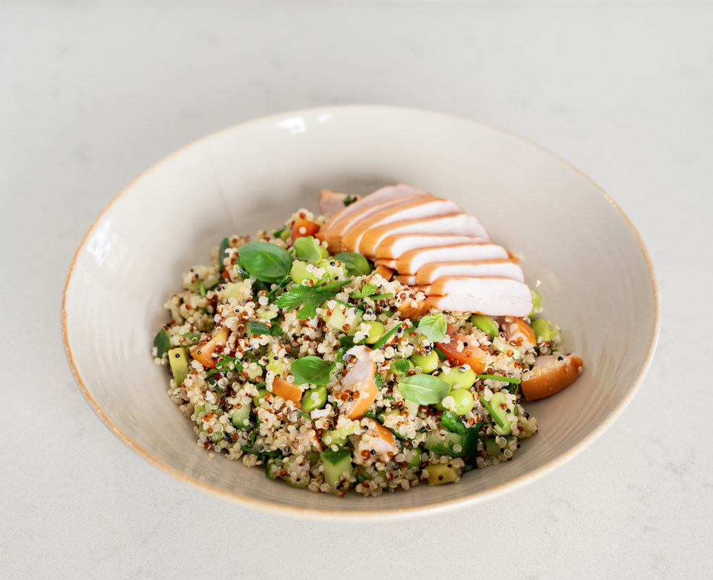 Frisse quinoa salade met edamame, komkommer en kipfilet