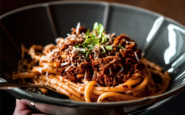 Pasta di lenticchie rosse con broccoli al pomodoro