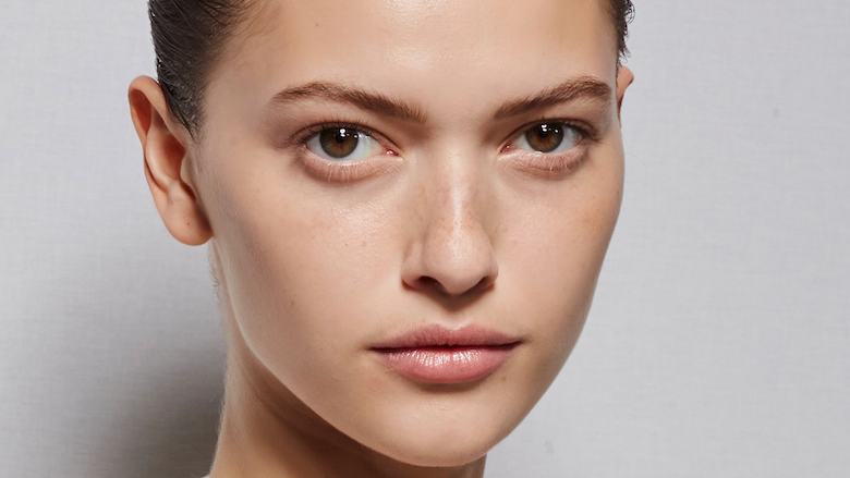 Illuminante viso: come applicarlo e migliori prodotti per un makeup  stellare! 