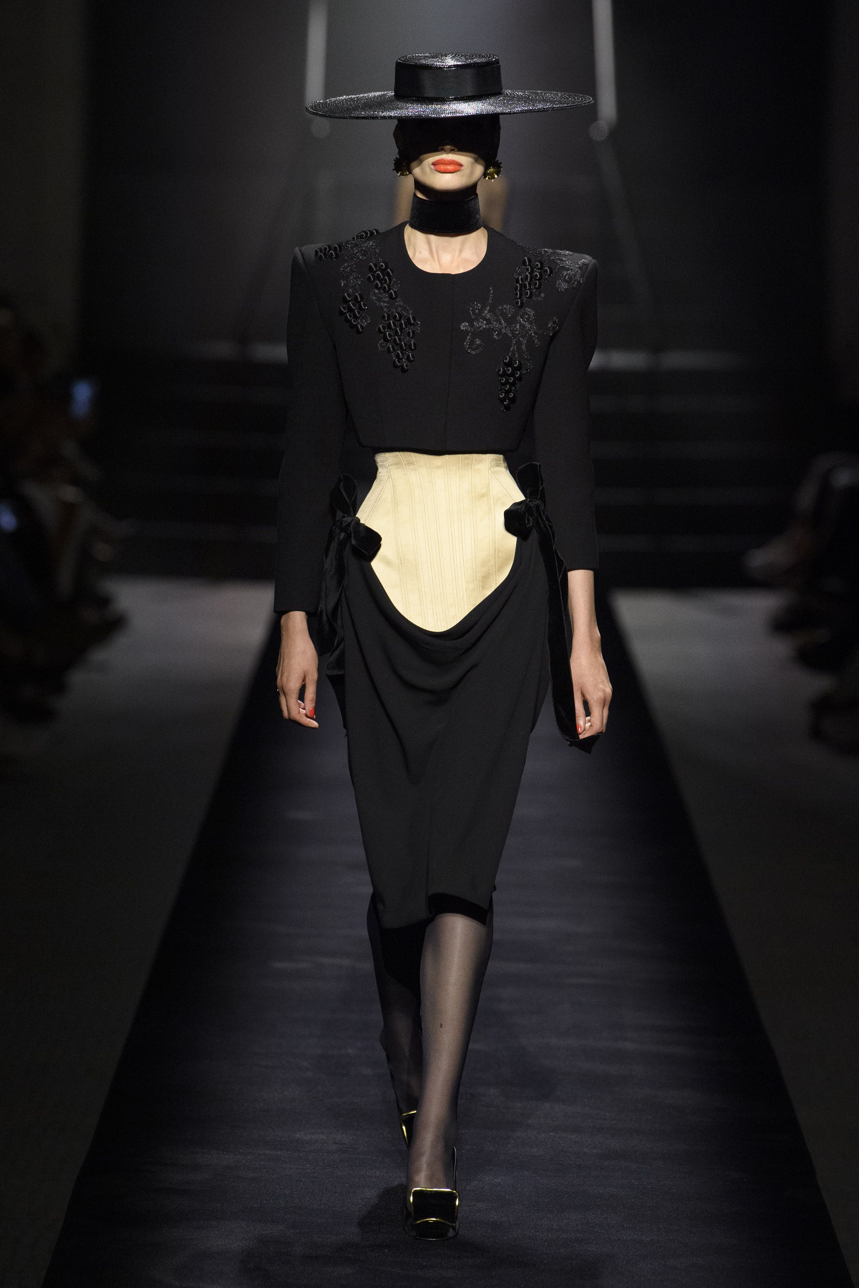 Autumn-Winter 2022-2023 Haute Couture Show - DÉFILÉS HAUTE COUTURE -  Women's Fashion