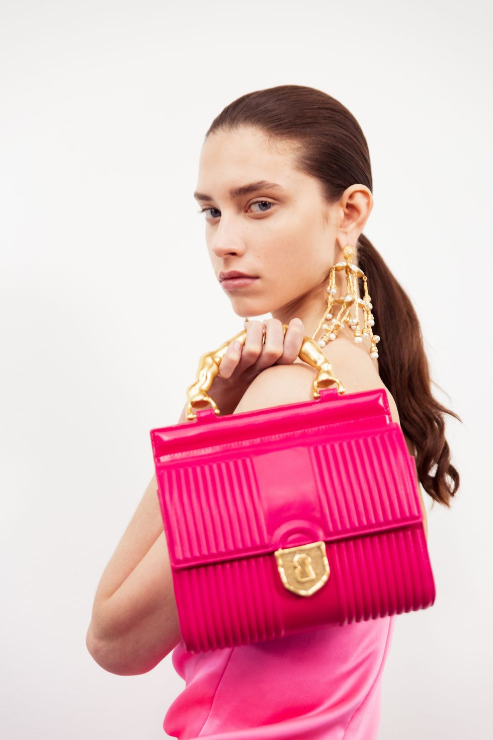 Handbag, Shoulder, Bag, Pink, Beauty, Joint, Magenta, Fashion accessory, Hairstyle, Fashion, 