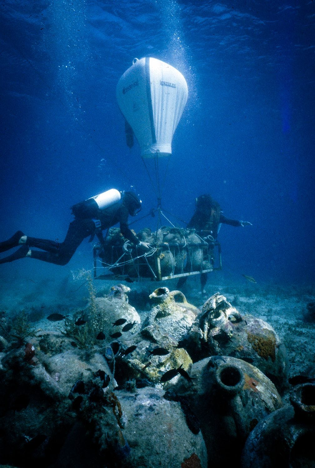 VONDSTEN OPDUIKENTwee archeologen gebruiken een hefballon om amforas naar de oppervlakte te brengen In totaal werden ruim achthonderd amforas gevonden in het Yassi Adawrak een 7deeeuws Byzantijns schip in de Egesche Zee bij Bodrum Links het mechanisme van Antikythera ontdekt in het gelijknamige wrak