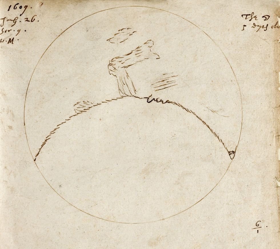De Britse wetenschapper Thomas Harriot maakte de eerste bekende tekening van de maan op basis van observaties met een telescoop op 26 juli 1609