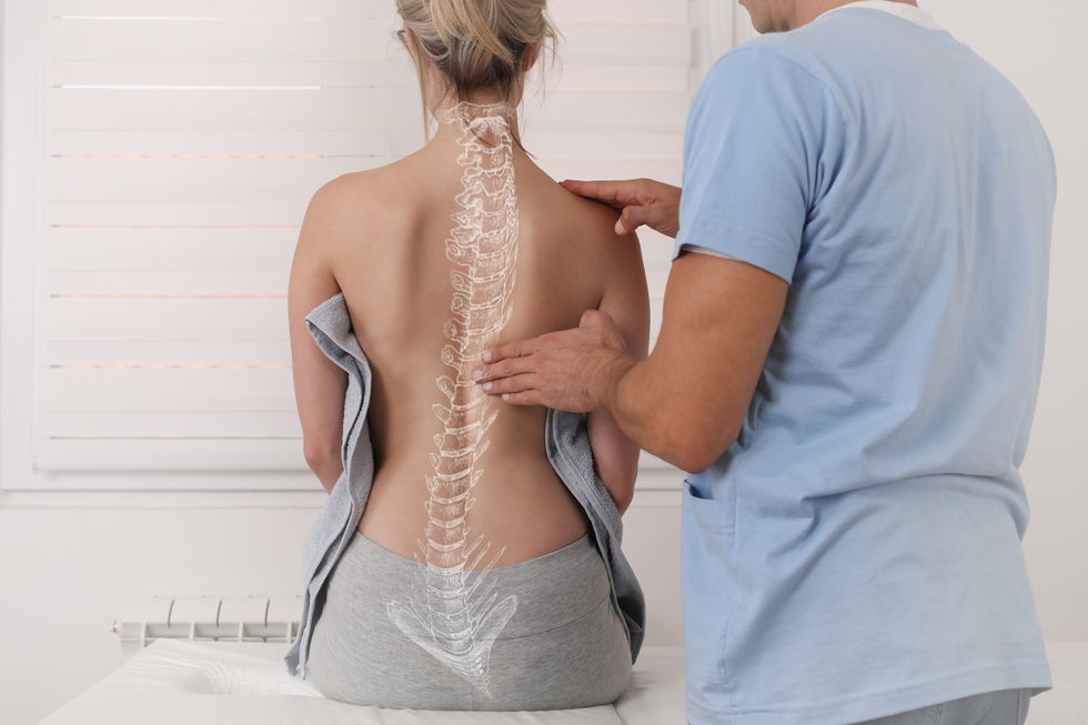 scoliosis spine curve anatomy, posture correction chiropractic treatment, back pain relief