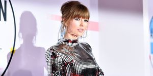 taylor swift op rode loper in zilveren jurk tijdens de america music awards in 2018