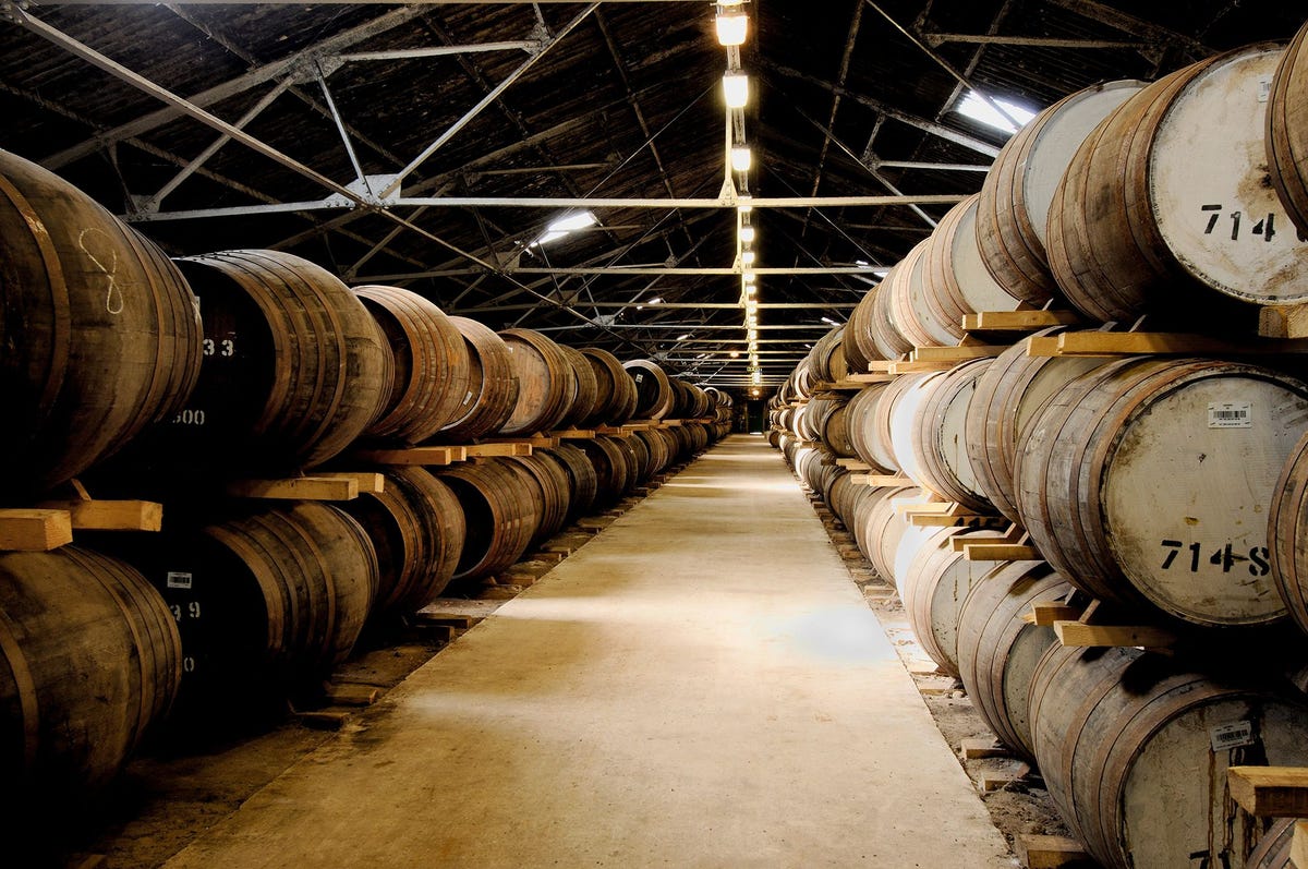 Glen Moray begon in 1987 in Speyside met de productie van whisky maar veel historische destilleerderijen in Schotland hebben hun deuren moeten sluiten