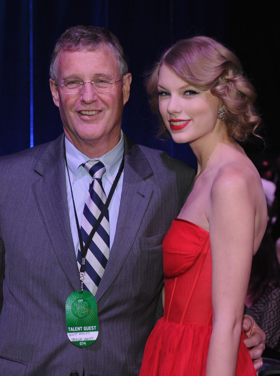 taylor swift and dad scott at 2011 cmt artists of the year event