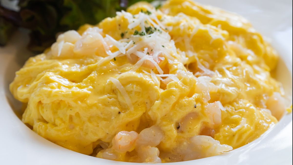 Scramble egg, the delicious breakfast food in white plate.
